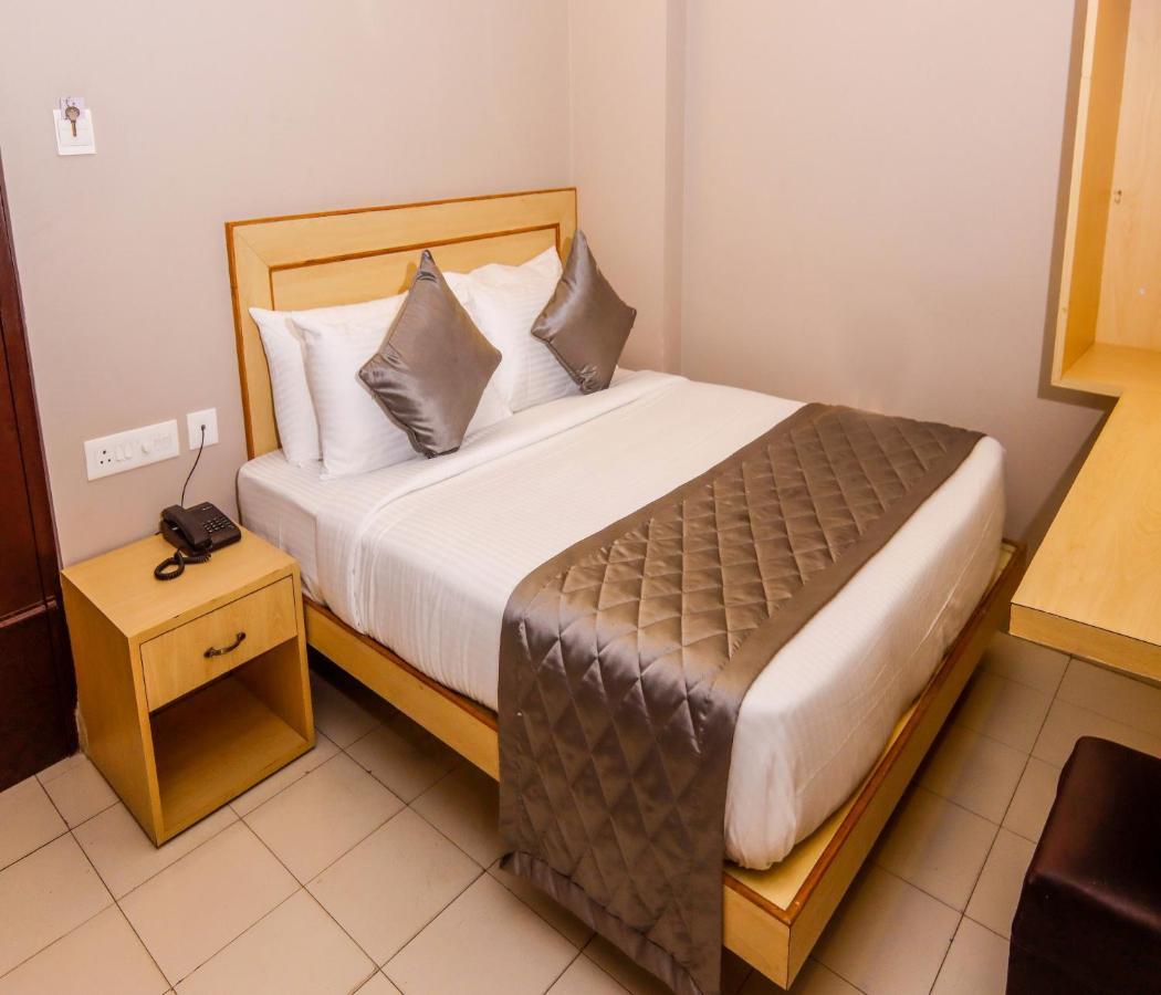Hotel Vinayaga ทีรุปปูร์ ภายนอก รูปภาพ